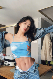 美女洗澡把胸和屁股扒开给别人看